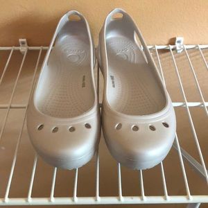 Women’s crocs size 8 slip on baby doll dress/ casual Kadee flats light gray